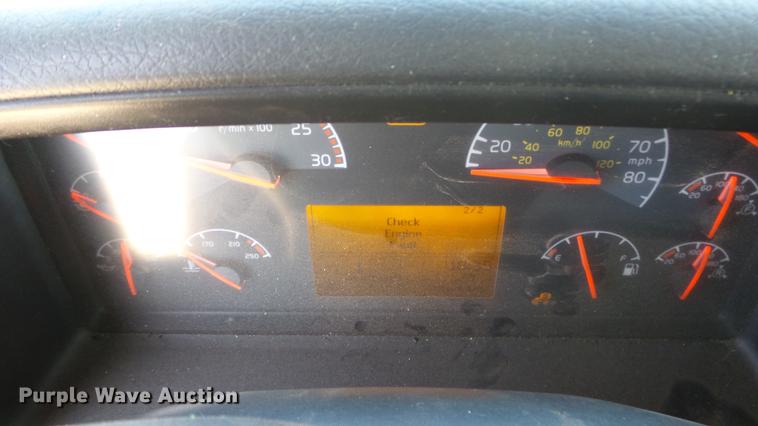 image for item DE7237 2005 Volvo VN semi truck