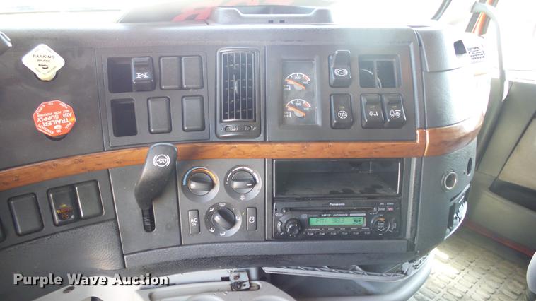 image for item DE7237 2005 Volvo VN semi truck