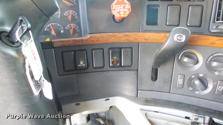 image for item DE7237 2005 Volvo VN semi truck