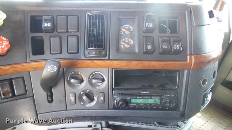 image for item DE7237 2005 Volvo VN semi truck