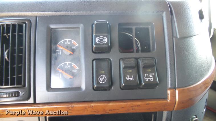 image for item DE7237 2005 Volvo VN semi truck