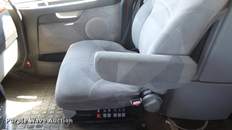 image for item DE7237 2005 Volvo VN semi truck