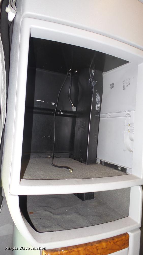 image for item DE7237 2005 Volvo VN semi truck