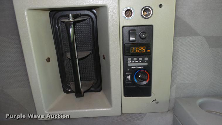 image for item DE7237 2005 Volvo VN semi truck