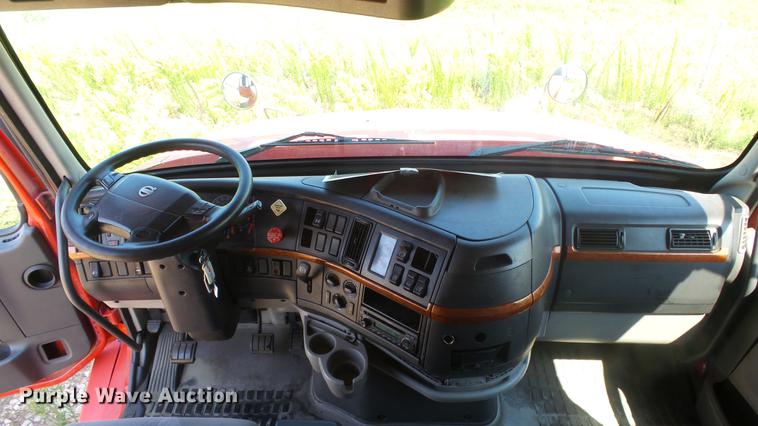 image for item DE7237 2005 Volvo VN semi truck