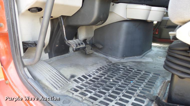 image for item DE7237 2005 Volvo VN semi truck