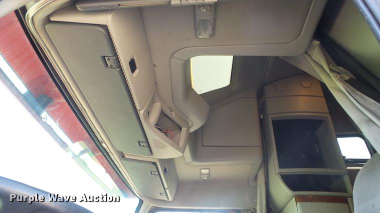 image for item DE7237 2005 Volvo VN semi truck