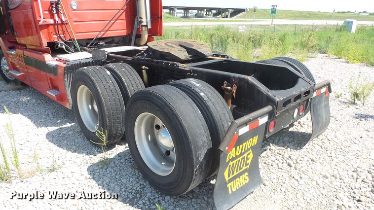 image for item DE7237 2005 Volvo VN semi truck