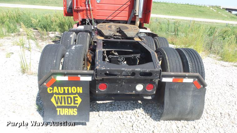 image for item DE7237 2005 Volvo VN semi truck