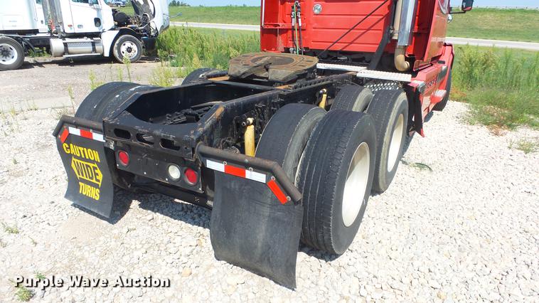 image for item DE7237 2005 Volvo VN semi truck