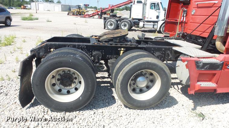 image for item DE7237 2005 Volvo VN semi truck