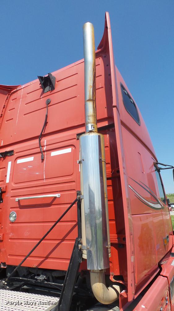 image for item DE7237 2005 Volvo VN semi truck