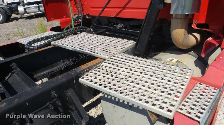 image for item DE7237 2005 Volvo VN semi truck