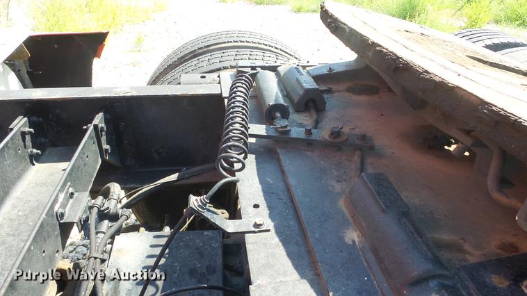 image for item DE7237 2005 Volvo VN semi truck