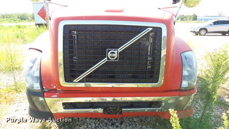 image for item DE7237 2005 Volvo VN semi truck