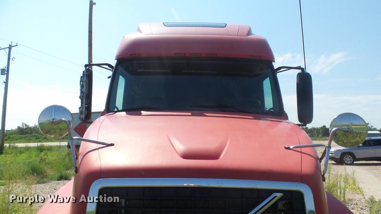 image for item DE7237 2005 Volvo VN semi truck