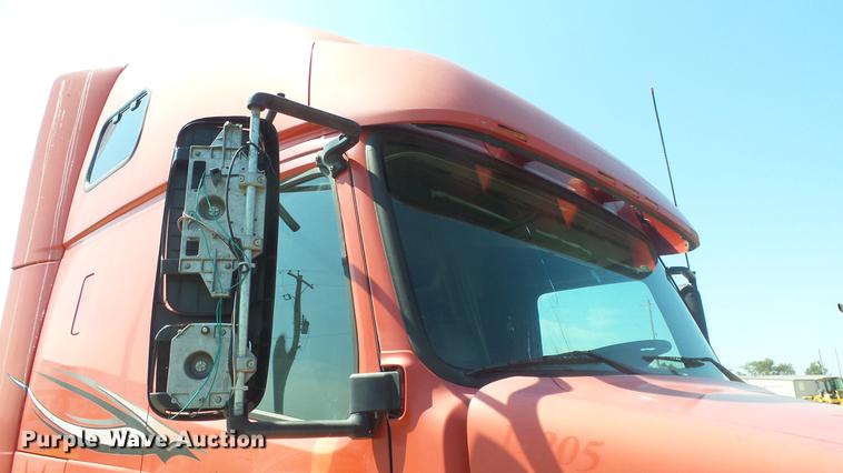 image for item DE7237 2005 Volvo VN semi truck