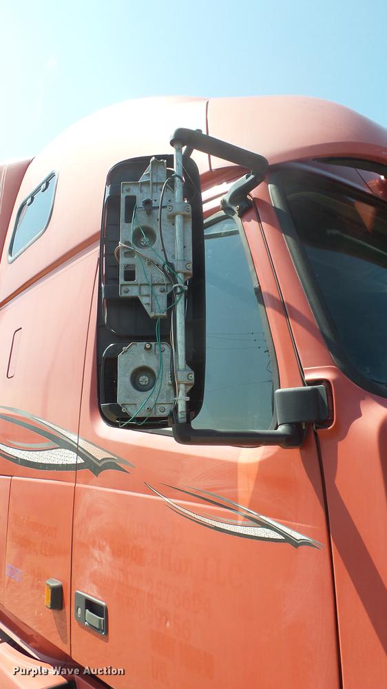 image for item DE7237 2005 Volvo VN semi truck