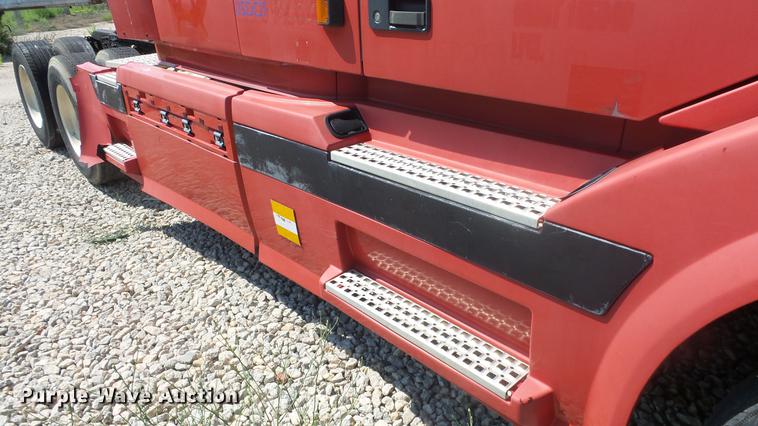 image for item DE7237 2005 Volvo VN semi truck