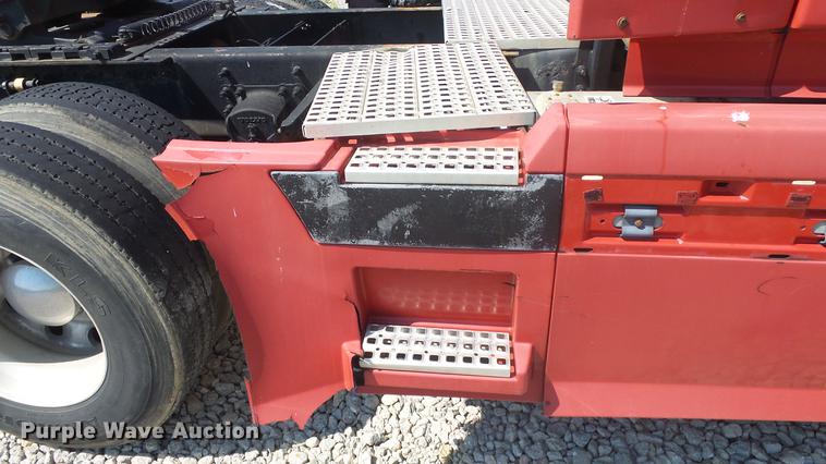 image for item DE7237 2005 Volvo VN semi truck