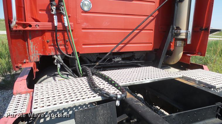 image for item DE7237 2005 Volvo VN semi truck