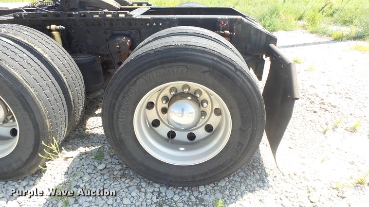 image for item DE7237 2005 Volvo VN semi truck