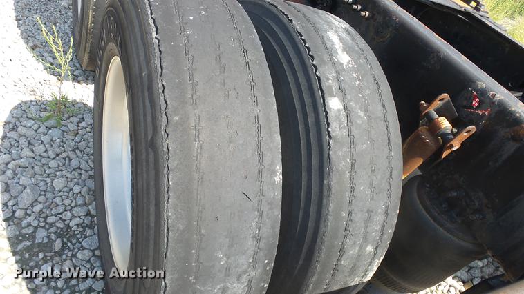 image for item DE7237 2005 Volvo VN semi truck