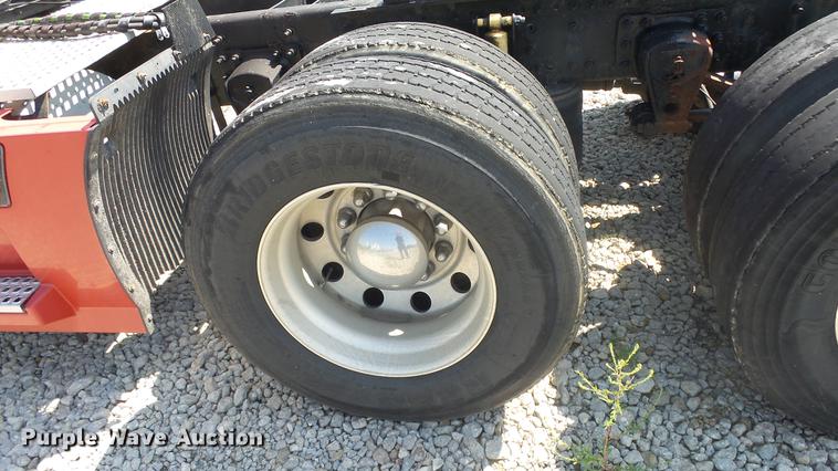 image for item DE7237 2005 Volvo VN semi truck