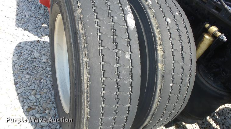 image for item DE7237 2005 Volvo VN semi truck