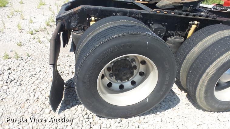 image for item DE7237 2005 Volvo VN semi truck