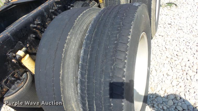 image for item DE7237 2005 Volvo VN semi truck