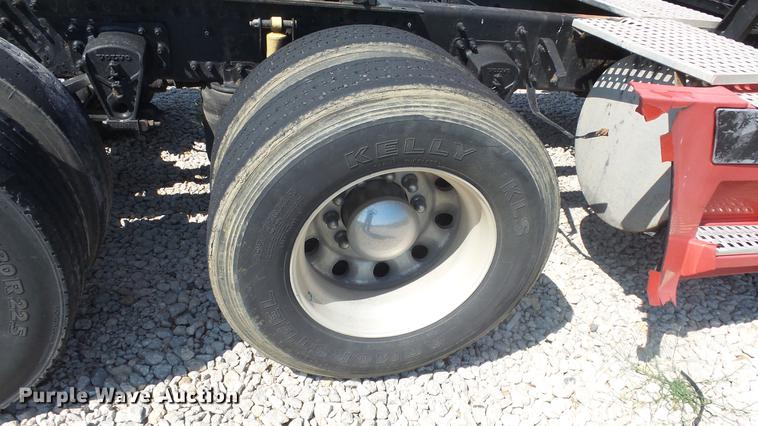 image for item DE7237 2005 Volvo VN semi truck