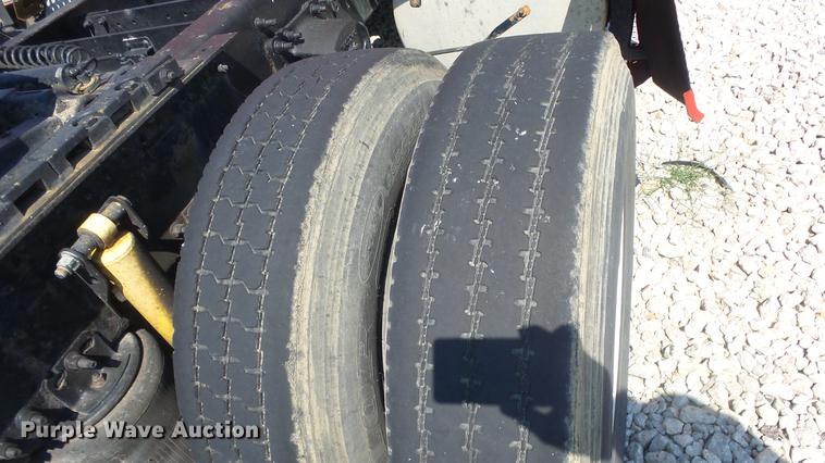 image for item DE7237 2005 Volvo VN semi truck