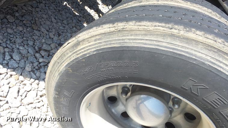 image for item DE7237 2005 Volvo VN semi truck