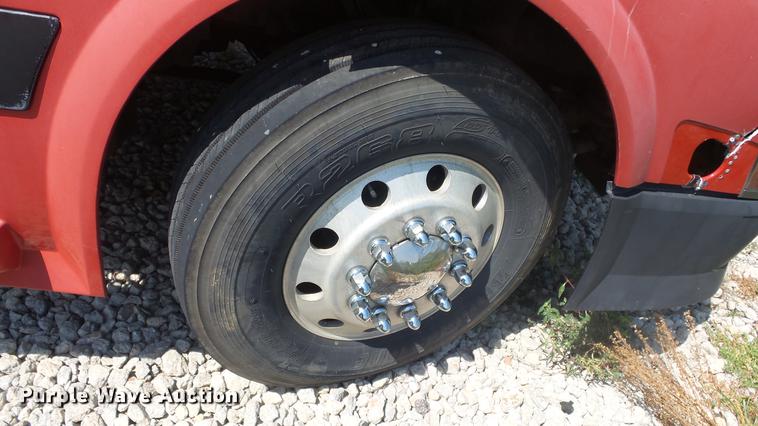 image for item DE7237 2005 Volvo VN semi truck