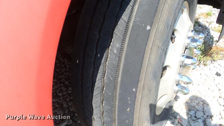 image for item DE7237 2005 Volvo VN semi truck