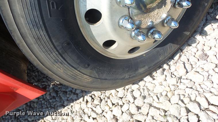 image for item DE7237 2005 Volvo VN semi truck