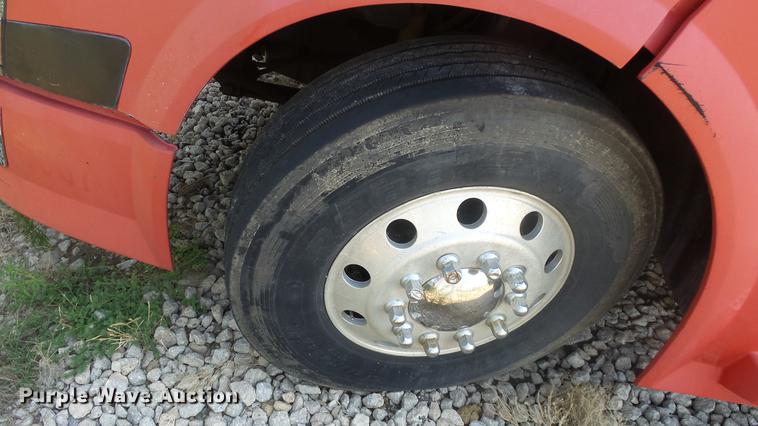 image for item DE7237 2005 Volvo VN semi truck