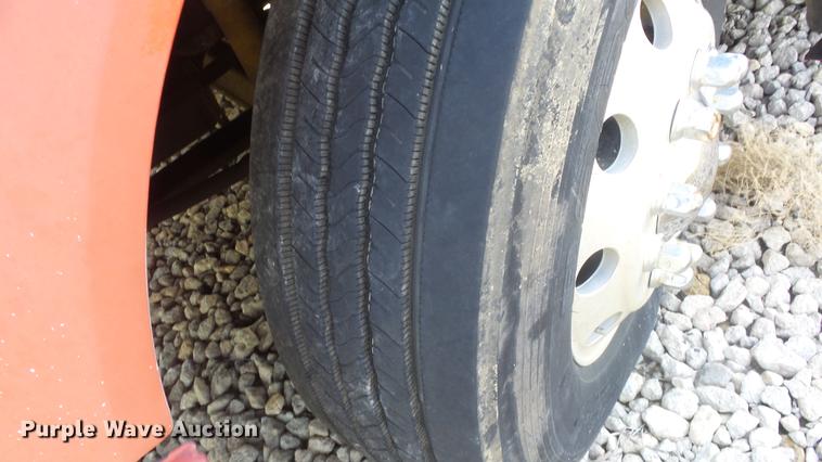 image for item DE7237 2005 Volvo VN semi truck