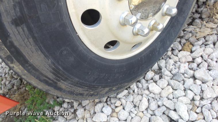 image for item DE7237 2005 Volvo VN semi truck