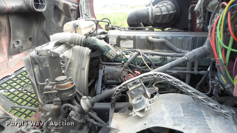 image for item DE7237 2005 Volvo VN semi truck