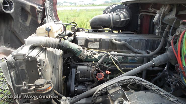 image for item DE7237 2005 Volvo VN semi truck