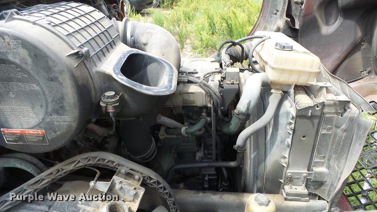 image for item DE7237 2005 Volvo VN semi truck