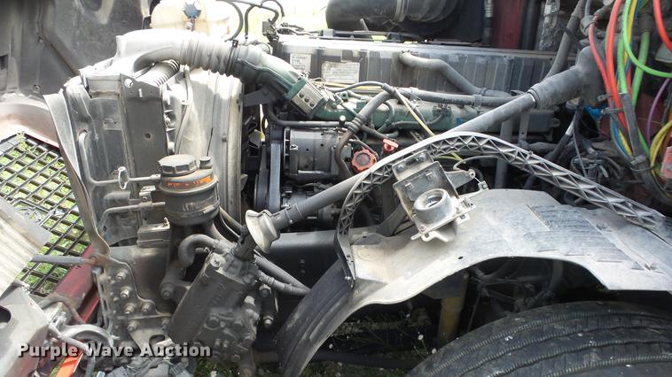 image for item DE7237 2005 Volvo VN semi truck