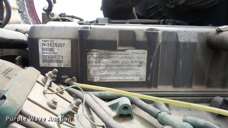 image for item DE7237 2005 Volvo VN semi truck