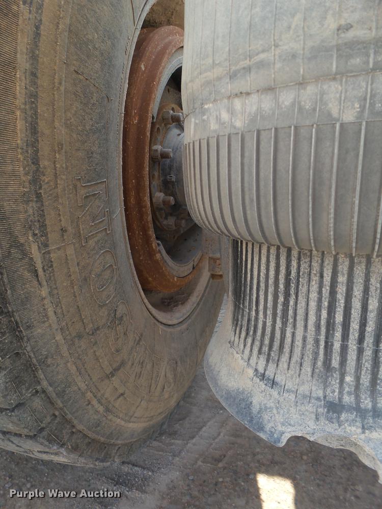 image for item EN9615 2006 Peterbilt 379 semi truck