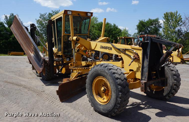image for item DD7852 1995 Champion 720A Series III motor grader