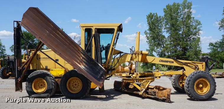 image for item DD7852 1995 Champion 720A Series III motor grader
