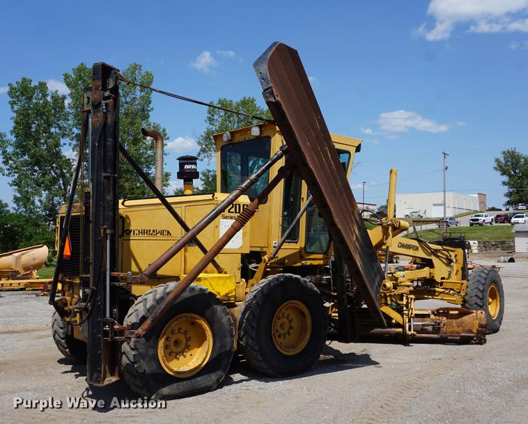 image for item DD7852 1995 Champion 720A Series III motor grader