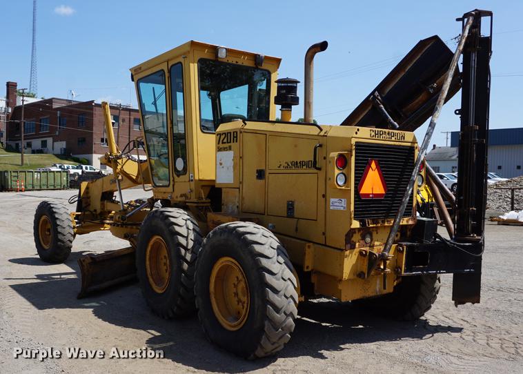 image for item DD7852 1995 Champion 720A Series III motor grader